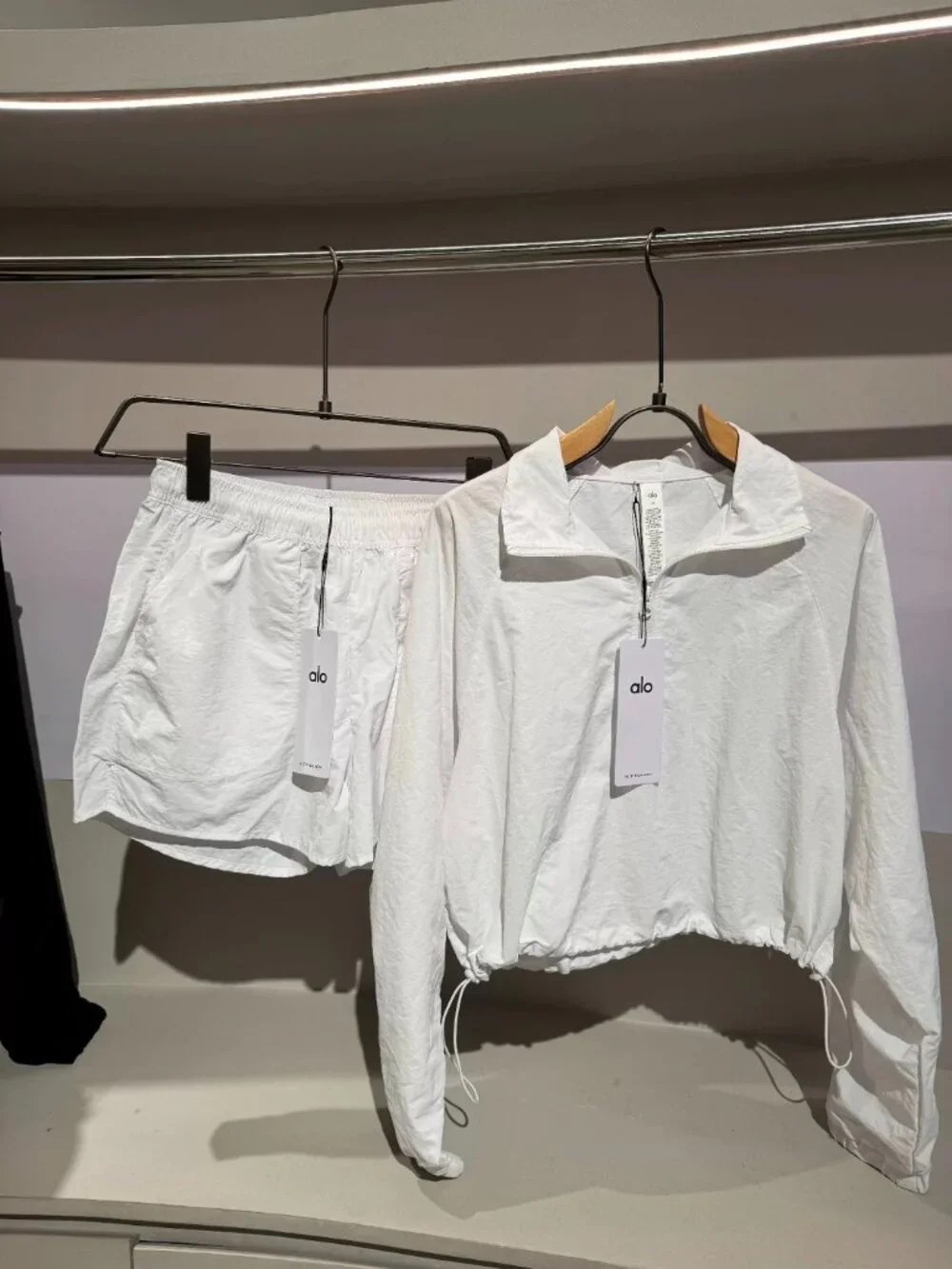 Alo Yoga Set Cropped 1/4 Zip Alumni Pullover And Alumni Short White Color